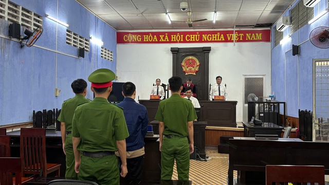 Vận chuyển 25.000 bao thuốc lá lậu lãnh án 5 năm tù - Ảnh 1.