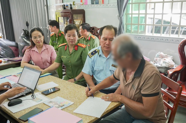 Cần Thơ: Thu giữ hơn 500 giáo trình photocopy lậu, cảnh báo hậu quả pháp lý- Ảnh 1. Cần Thơ: Thu giữ hơn 500 giáo trình photocopy lậu, cảnh báo hậu quả pháp lý- Ảnh 1.