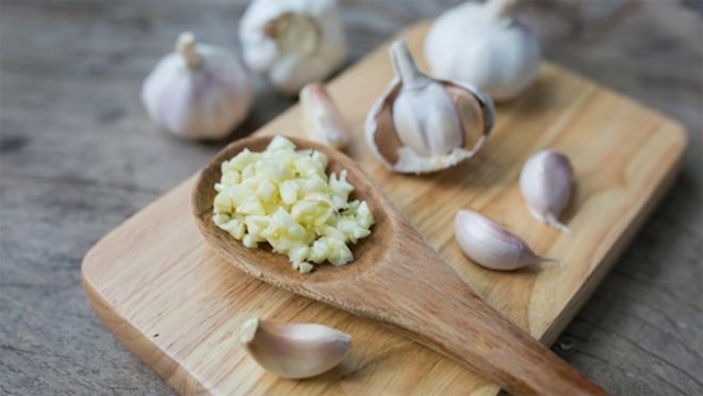 Cứ bỏ tỏi vào ngăn đá và dùng theo cách này, ai cũng tấm tắc khen - Ảnh 2.