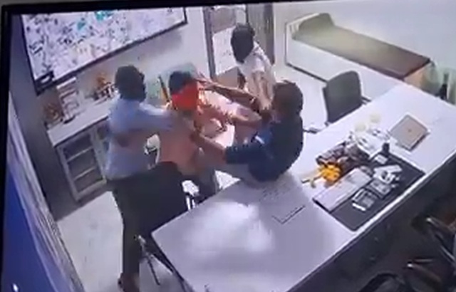 Nhóm người lao vào bệnh viện, tát bác sĩ 11 cái trong 6 giây - Ảnh 1.
