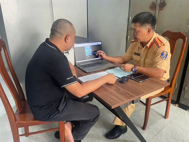 Gia Lai: Xử phạt 2 trường hợp tài xế lái xe khách vượt ẩu trên đèo- Ảnh 2. Gia Lai: Xử phạt 2 trường hợp tài xế lái xe khách vượt ẩu trên đèo- Ảnh 2.