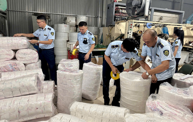 Phát hiện cơ sở sản xuất bỉm trẻ em và băng vệ sinh giả mạo nhiều nhãn hiệu nổi tiếng- Ảnh 1.