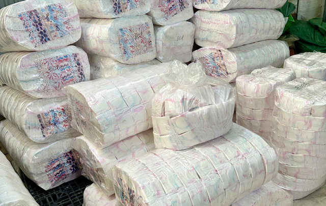 Phát hiện cơ sở sản xuất bỉm trẻ em và băng vệ sinh giả mạo nhiều nhãn hiệu nổi tiếng- Ảnh 3.