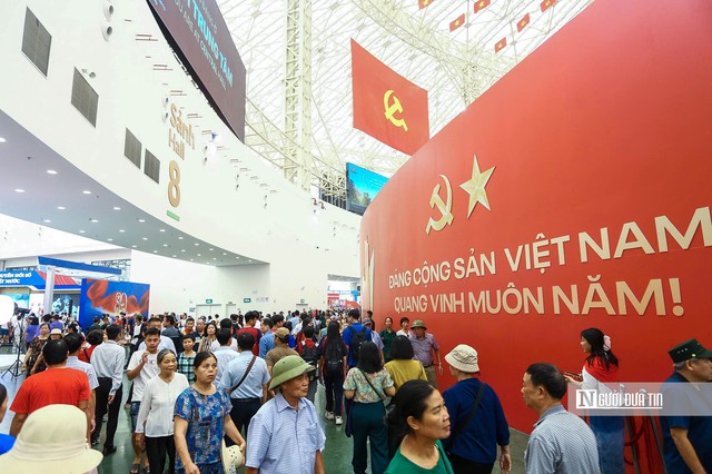 Hà Nội: Triển lãm thành tựu đất nước vẫn nườm nượp du khách tham quan - Ảnh 1.