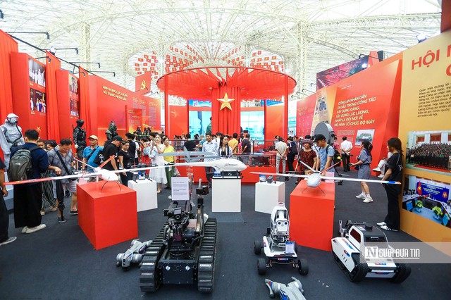 Hà Nội: Triển lãm thành tựu đất nước vẫn nườm nượp du khách tham quan - Ảnh 17.