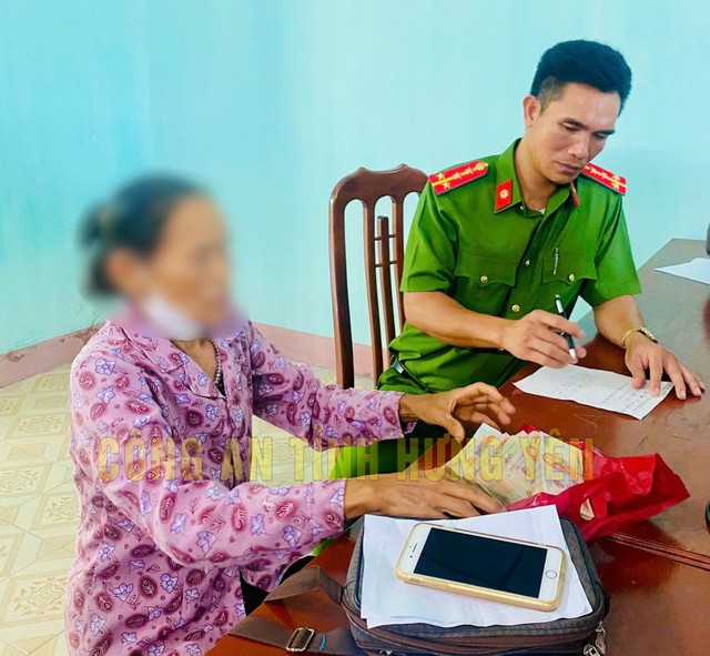 Dù được công an ngăn cản, cụ bà vẫn đòi chuyển tiền cho kẻ mạo danh- Ảnh 1.