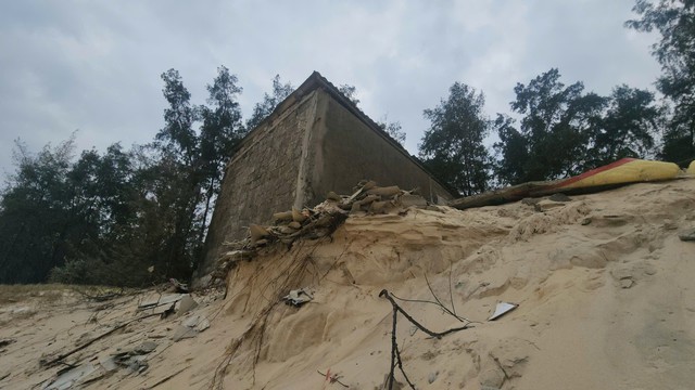 S&oacute;ng đ&aacute;nh tan hoang k&egrave; biển, ph&aacute; vỡ cảnh quan du lịch  - Ảnh 7.