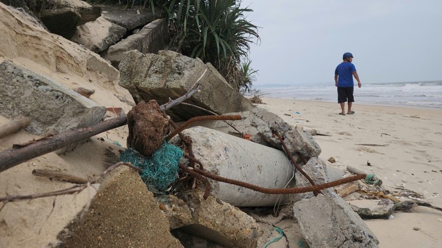 S&oacute;ng đ&aacute;nh tan hoang k&egrave; biển, ph&aacute; vỡ cảnh quan du lịch  - Ảnh 10.