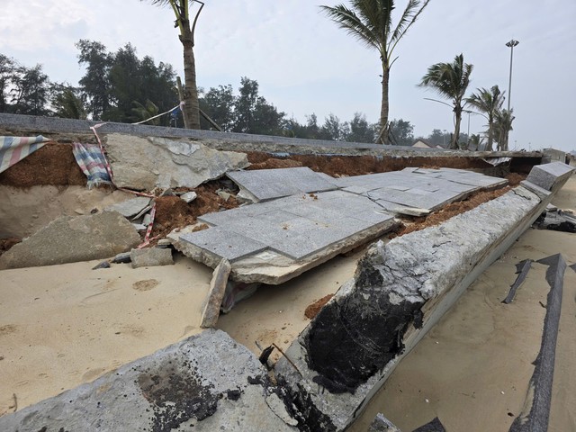 S&oacute;ng đ&aacute;nh tan hoang k&egrave; biển, ph&aacute; vỡ cảnh quan du lịch  - Ảnh 4.