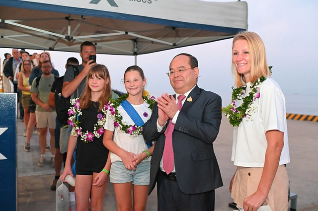 Du thuyền với hơn 3.000 kh&aacute;ch quốc tế "x&ocirc;ng đất" du lịch Quảng Ninh- Ảnh 1.