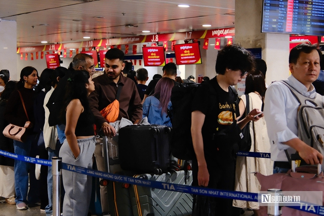 H&agrave;ng ng&agrave;n lượt kh&aacute;ch &ldquo;x&ocirc;ng đất&rdquo; Tp.HCM qua cửa ng&otilde; T&acirc;n Sơn Nhất ng&agrave;y đầu năm 2026 - Ảnh 1.