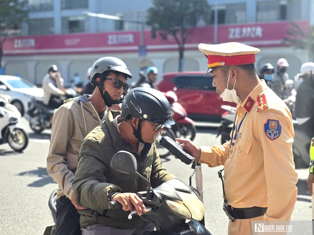 Cảnh s&aacute;t giao th&ocirc;ng Đ&agrave; Nẵng siết chặt kiểm tra nồng độ cồn ngay ng&agrave;y đầu năm- Ảnh 1.