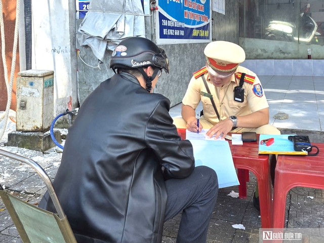 Cảnh s&aacute;t giao th&ocirc;ng Đ&agrave; Nẵng siết chặt kiểm tra nồng độ cồn ngay ng&agrave;y đầu năm- Ảnh 2.