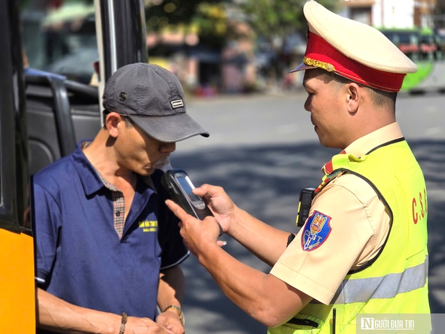 Cảnh s&aacute;t giao th&ocirc;ng Đ&agrave; Nẵng siết chặt kiểm tra nồng độ cồn ngay ng&agrave;y đầu năm- Ảnh 5.