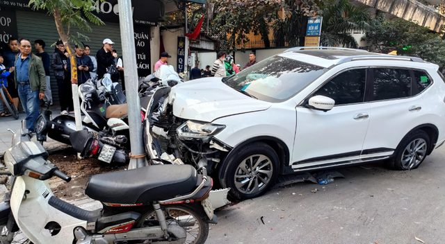 Ô tô tông loạt xe máy trên phố Hà Nội, một người bị thương - Ảnh 1.