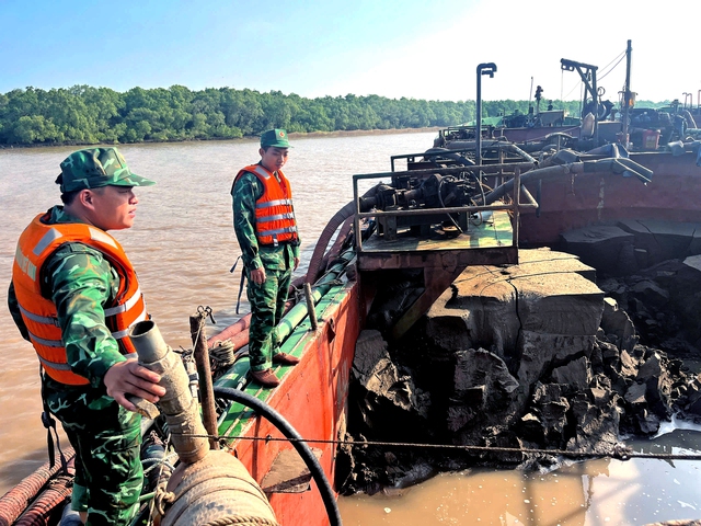 Tạm giữ 3 t&agrave;u chở h&agrave;ng trăm m&eacute;t khối c&aacute;t từ biển về đất liền - Ảnh 1.