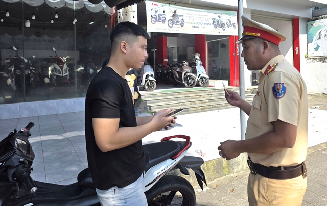 Cảnh s&aacute;t giao th&ocirc;ng Đ&agrave; Nẵng siết chặt kiểm tra nồng độ cồn ngay ng&agrave;y đầu năm- Ảnh 6.