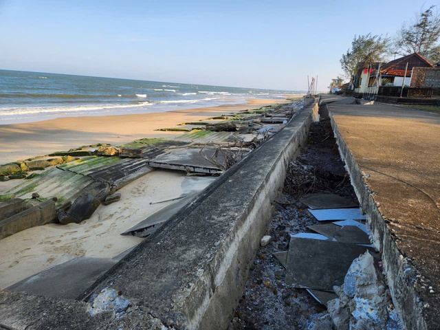 S&oacute;ng đ&aacute;nh tan hoang k&egrave; biển, ph&aacute; vỡ cảnh quan du lịch  - Ảnh 1.