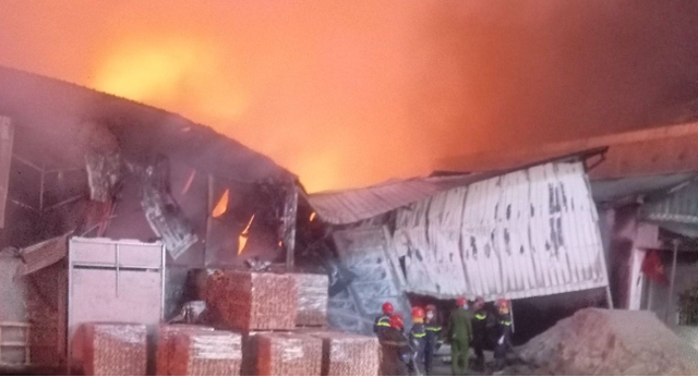 Ch&aacute;y dữ dội xưởng gỗ pallet, cột kh&oacute;i đen bốc cao h&agrave;ng chục m&eacute;t - Ảnh 6.