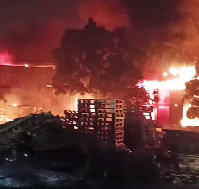 Ch&aacute;y dữ dội xưởng gỗ pallet, cột kh&oacute;i đen bốc cao h&agrave;ng chục m&eacute;t - Ảnh 1.