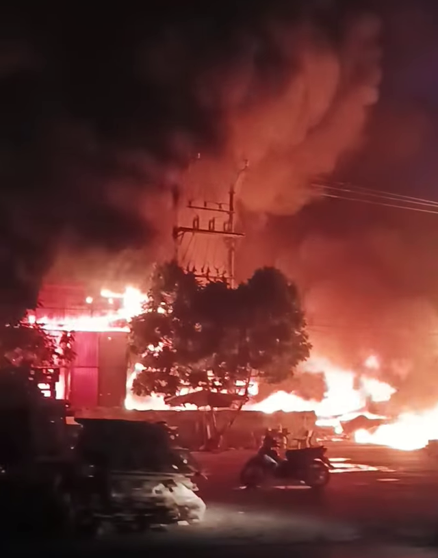 Ch&aacute;y dữ dội xưởng gỗ pallet, cột kh&oacute;i đen bốc cao h&agrave;ng chục m&eacute;t - Ảnh 2.