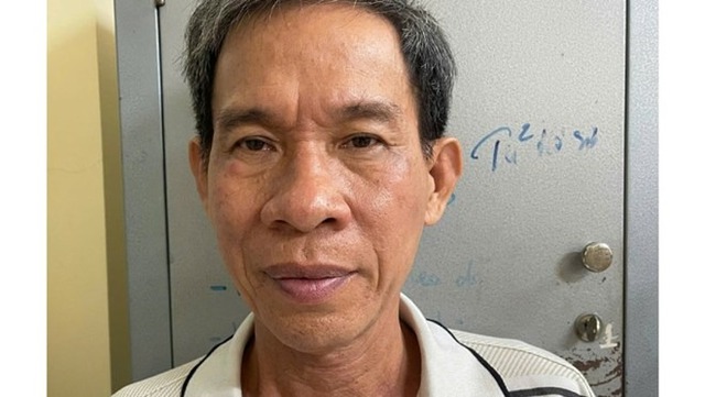 Bắt tạm giam chủ cửa h&agrave;ng quần &aacute;o x&acirc;m hại b&eacute; g&aacute;i 12 tuổi - Ảnh 1.