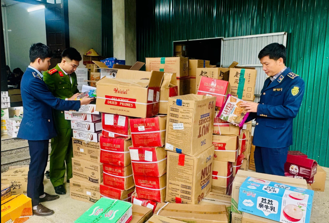 Phát hiện cơ sở kinh doanh hàng nghìn bánh kẹo nhập lậu - Ảnh 1.