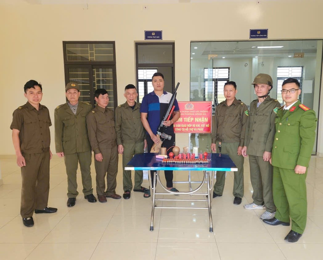 Hải Phòng: Người dân giao nộp súng K54, súng hoa cải và hàng trăm vũ khí các loại- Ảnh 1. Hải Phòng: Người dân giao nộp súng K54, súng hoa cải và hàng trăm vũ khí các loại- Ảnh 1.