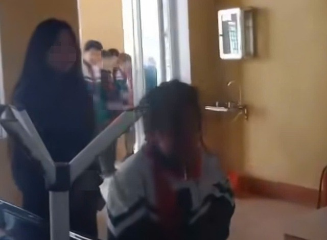 L&agrave;o Cai một nữ sinh lớp 6 bị bạn đ&aacute;nh ngay trong ph&ograve;ng học - Ảnh 1.