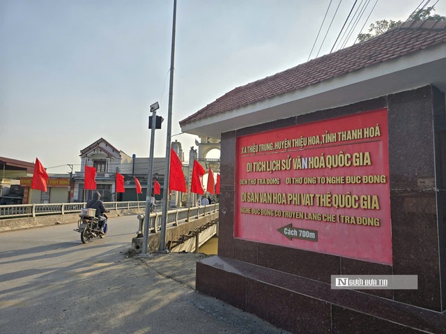 Về l&agrave;ng Tr&agrave; Đ&ocirc;ng nơi c&oacute; chiếc trống đồng lớn nhất Việt Nam dịp cận Tết- Ảnh 1.