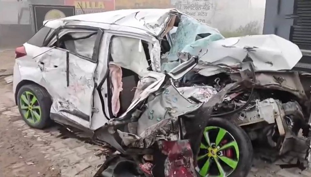 &Ocirc; t&ocirc; con va chạm với xe bu&yacute;t, 4 người tử vong thương t&acirc;m- Ảnh 1.