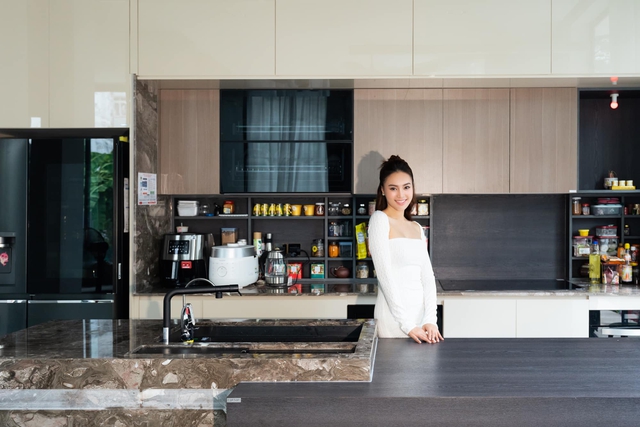 Cuộc sống sang chảnh của "G&aacute;i gi&agrave; lắm chi&ecirc;u" trong căn biệt thự 2 mặt tiền bề thế - Ảnh 4.