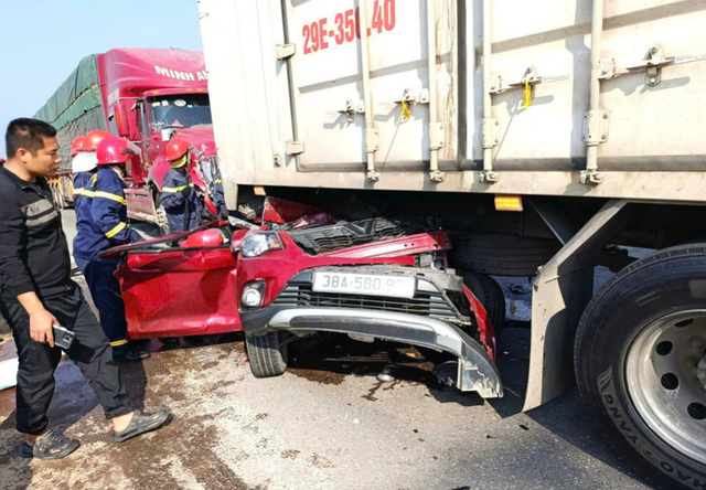 4 &ocirc; t&ocirc; đ&acirc;m li&ecirc;n ho&agrave;n tr&ecirc;n quốc lộ 1 khiến xe mắc kẹt dưới gầm xe tải, 4 người bị thương - Ảnh 1.