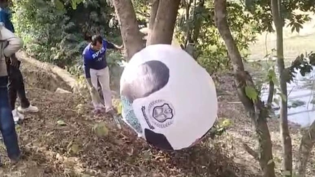 Vật thể lạ rơi tr&ecirc;n c&aacute;nh đồng khiến người d&acirc;n hoảng sợ - Ảnh 1.