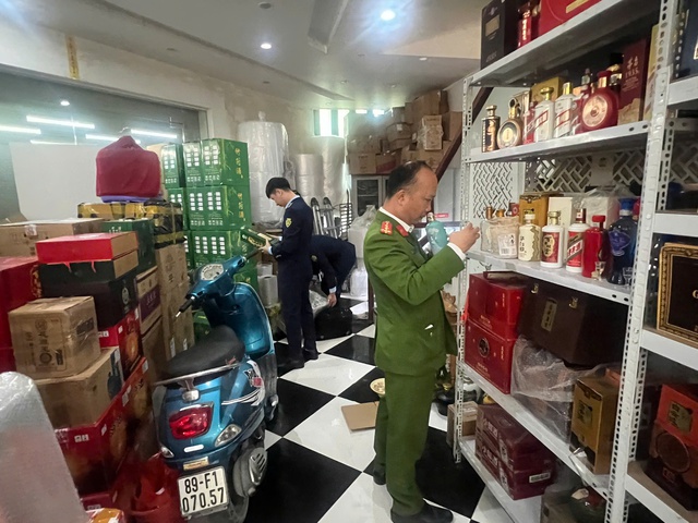 Hưng Y&ecirc;n: Ti&ecirc;u hủy hơn 2.200 chai rượu nhập lậu- Ảnh 2.