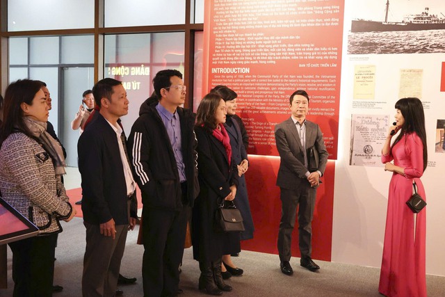 Nh&igrave;n lại lịch sử vẻ vang của Đảng th&ocirc;ng qua triển l&atilde;m c&aacute;c kỳ Đại hội - Ảnh 7.