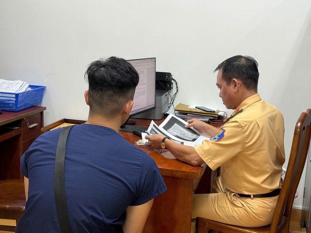 H&oacute;a trang th&agrave;nh "người nhện" l&aacute;i m&ocirc;t&ocirc; g&acirc;y n&aacute;o loạn, thanh ni&ecirc;n bị xử phạt - Ảnh 1.