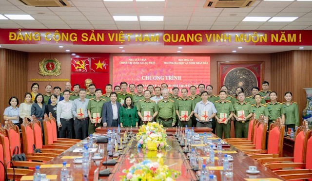 Giới thiệu bộ s&aacute;ch về An ninh phi truyền thống v&agrave; Bảo vệ an ninh quốc gia- Ảnh 2.