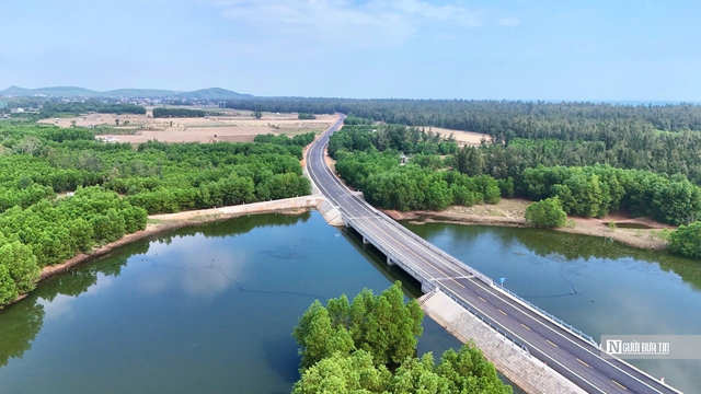 Cận cảnh tuyến đường ven biển 152 tỉ đồng sắp th&ocirc;ng xe ở Quảng Ng&atilde;i- Ảnh 12.