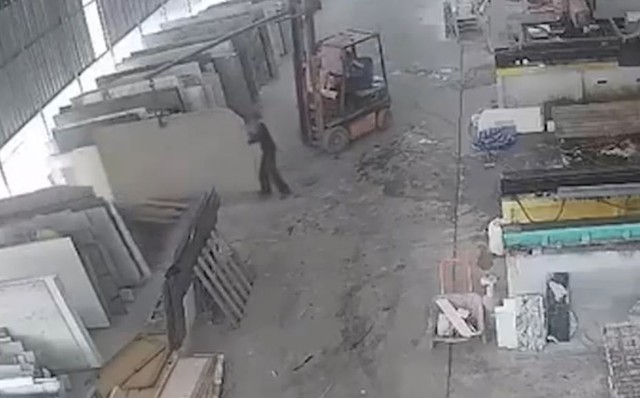 Nam c&ocirc;ng nh&acirc;n tử vong khi bị đ&aacute; cẩm thạch đ&egrave; tr&uacute;ng người - Ảnh 1.