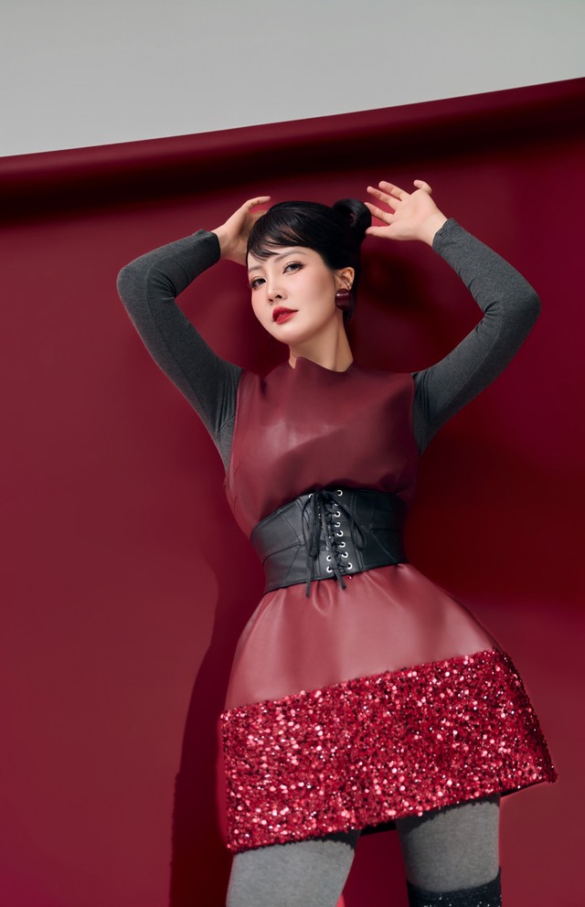 &Aacute; hậu Thụy V&acirc;n nổi bất với phong c&aacute;ch mới ở tuổi U40 - Ảnh 2.