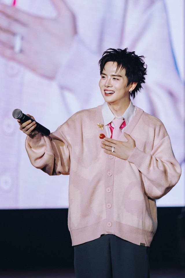 "C&acirc;y h&agrave;i đa sắc m&agrave;u"- Duy kh&aacute;nh: Qu&aacute; khứ từng nằm liệt giường v&igrave; bệnh tim, phải sống chung với thanh sắt d&agrave;i hơn 30cm - Ảnh 3.