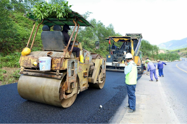 Cao tốc La Sơn-H&ograve;a Li&ecirc;n 3.000 tỷ đồng: Thi c&ocirc;ng thần tốc kịp th&ocirc;ng xe trong th&aacute;ng 1 - Ảnh 2.