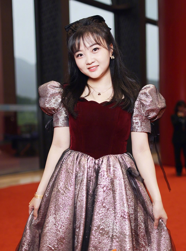 Sao nhí từng "hát nhép" tại Olympic Bắc Kinh 2008: Từ bỏ nghệ thuật, sống bình dị- Ảnh 5. Sao nhí từng "hát nhép" tại Olympic Bắc Kinh 2008: Từ bỏ nghệ thuật, sống bình dị- Ảnh 5.