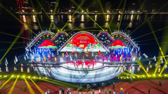 Trận địa ph&aacute;o hoa lớn chưa từng c&oacute; ở H&agrave; Nội mừng th&agrave;nh c&ocirc;ng Đại hội Đảng XIV - Ảnh 4.