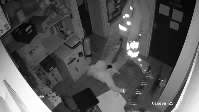 T&ecirc;n trộm vụng về 4 lần rơi từ trần nh&agrave; xuống đất khi tẩu tho&aacute;t - Ảnh 1.