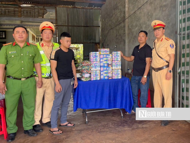 CSGT ph&aacute;t hiện xe kh&aacute;ch cất giấu h&agrave;ng chục hộp nghi ph&aacute;o nổ tr&ecirc;n giường tầng- Ảnh 1.