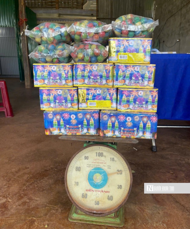 CSGT ph&aacute;t hiện xe kh&aacute;ch cất giấu h&agrave;ng chục hộp nghi ph&aacute;o nổ tr&ecirc;n giường tầng- Ảnh 2.