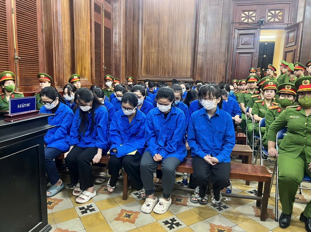 Mở phi&ecirc;n t&ograve;a &ldquo;đại &aacute;n&rdquo; l&agrave;m phiếu thử nghiệm giả: 100 bị c&aacute;o, hơn 1,1 triệu b&uacute;t lục- Ảnh 1.