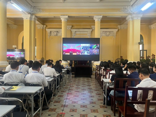 Mở phi&ecirc;n t&ograve;a &ldquo;đại &aacute;n&rdquo; l&agrave;m phiếu thử nghiệm giả: 100 bị c&aacute;o, hơn 1,1 triệu b&uacute;t lục- Ảnh 4.